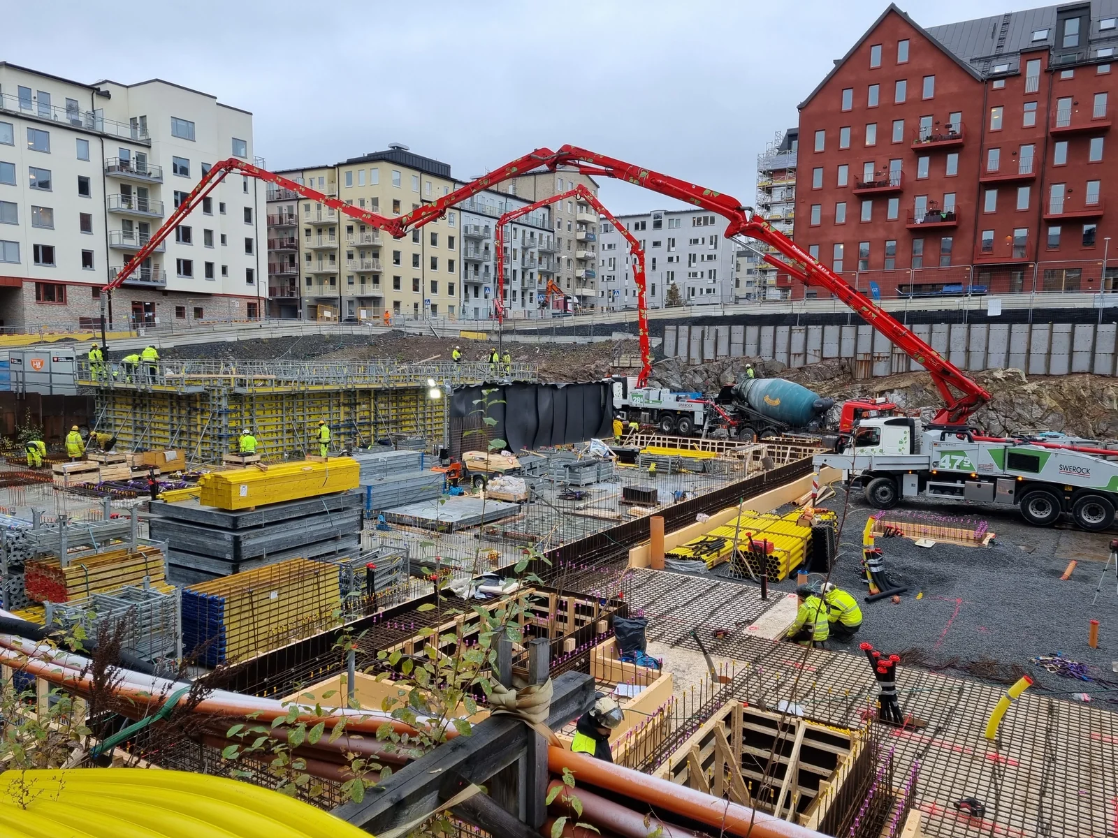 Byggarbetsplats Kvarteret Persikan, Stockholmshem, betonggjutning med lyftkran