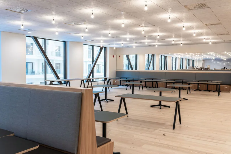 Modernt kontor med arbetsmiljö och dokumentation