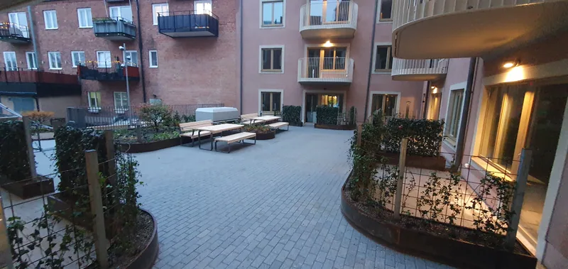Innergård med fasadrenovering och balkonger