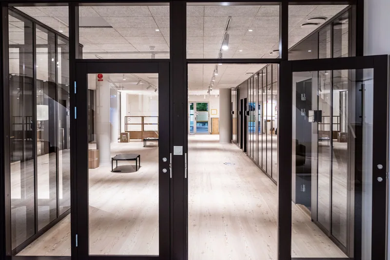 Renoverad lobby med träfasad och glaspartier, premium restaurering