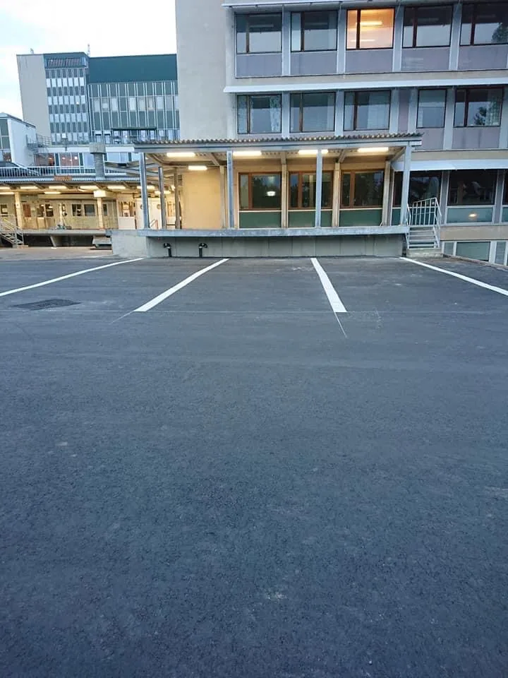 Tennisakademien, asfalterad yta och entré efter finplanering