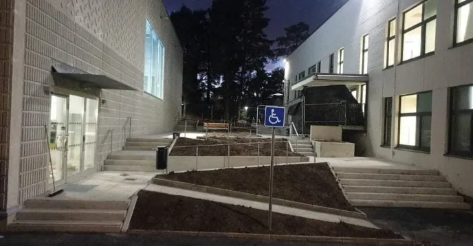 Norrtälje sjukhus, färdigställd entré med finplanering och ramper